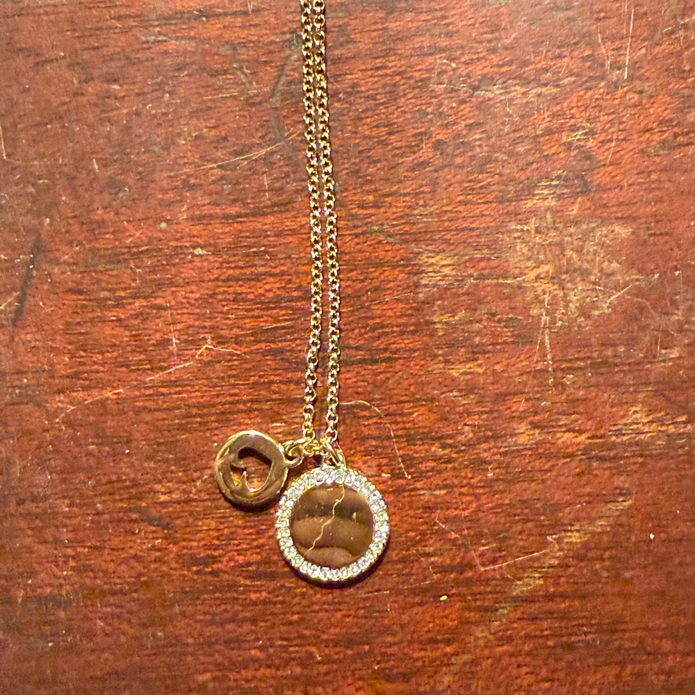 Elegant Gold Pendant Necklace